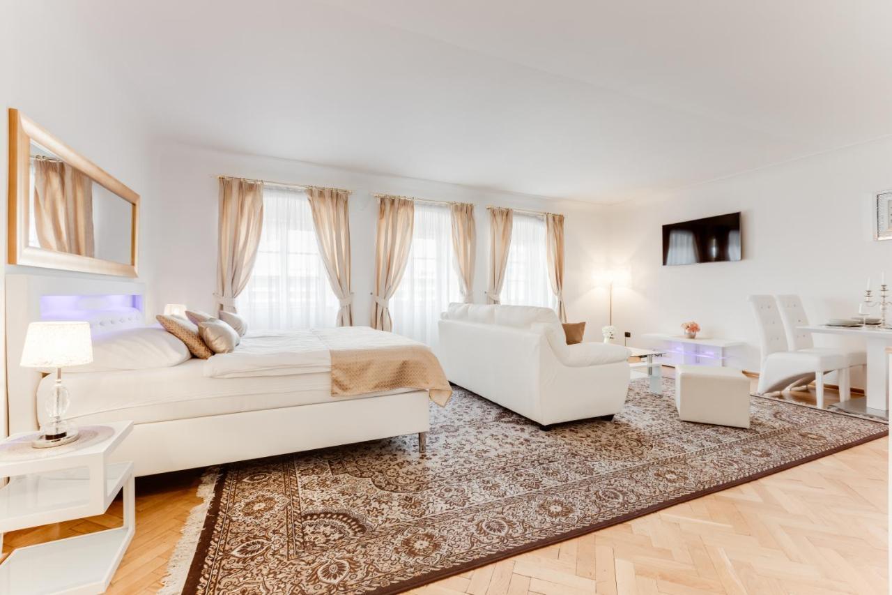 Charles Bridge Royal Apartments - Castle District Prague Ngoại thất bức ảnh