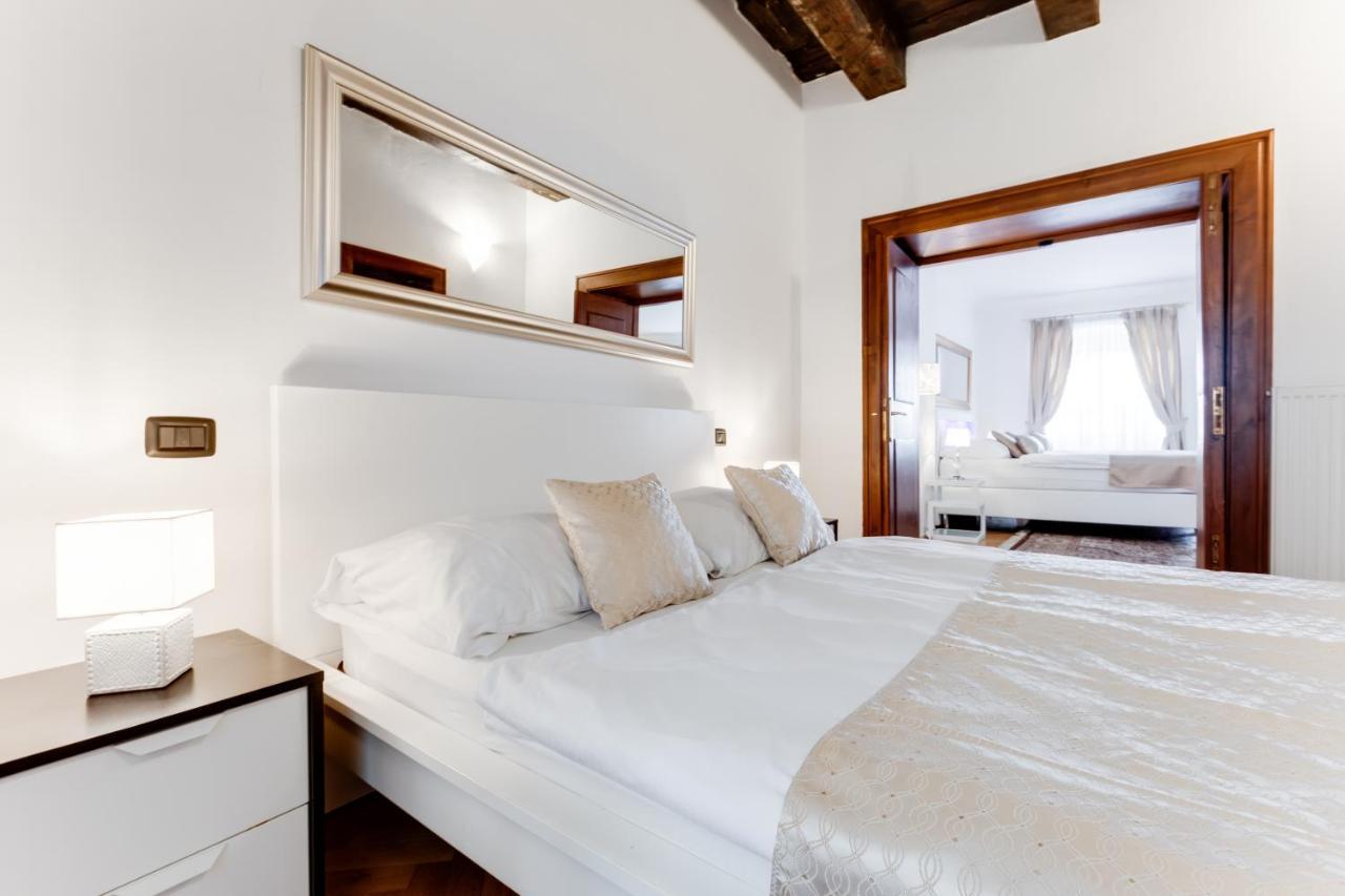 Charles Bridge Royal Apartments - Castle District Prague Ngoại thất bức ảnh