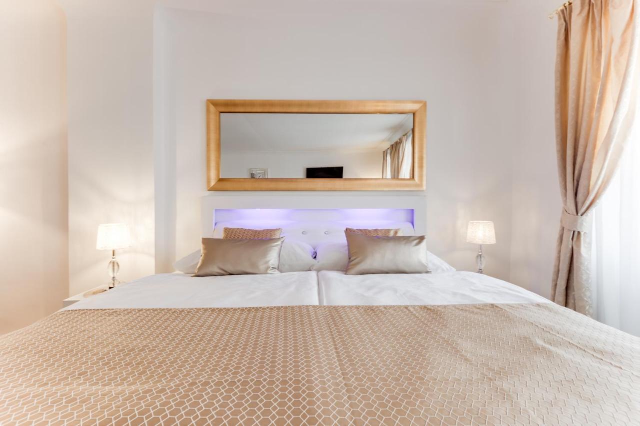 Charles Bridge Royal Apartments - Castle District Prague Ngoại thất bức ảnh