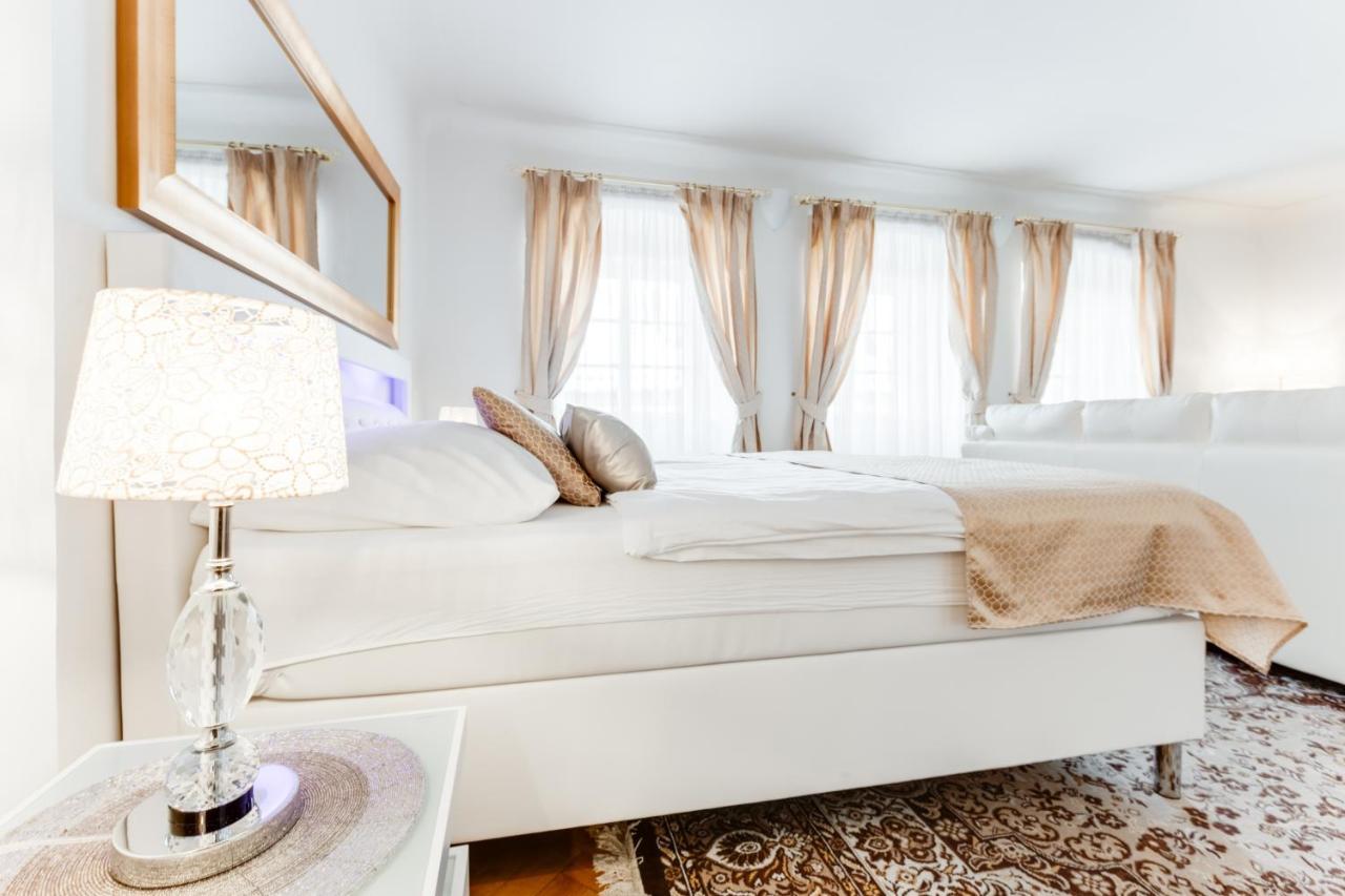 Charles Bridge Royal Apartments - Castle District Prague Ngoại thất bức ảnh