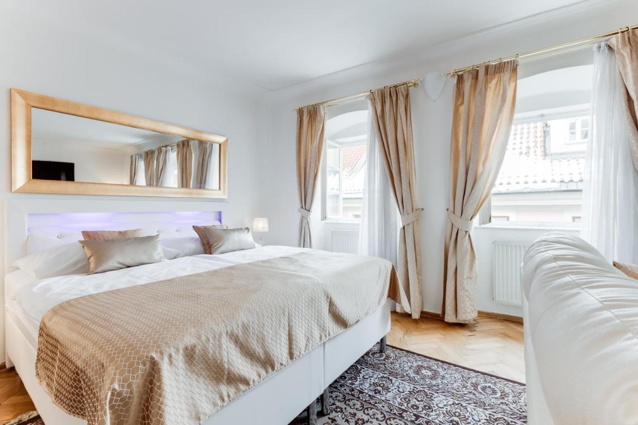 Charles Bridge Royal Apartments - Castle District Prague Ngoại thất bức ảnh