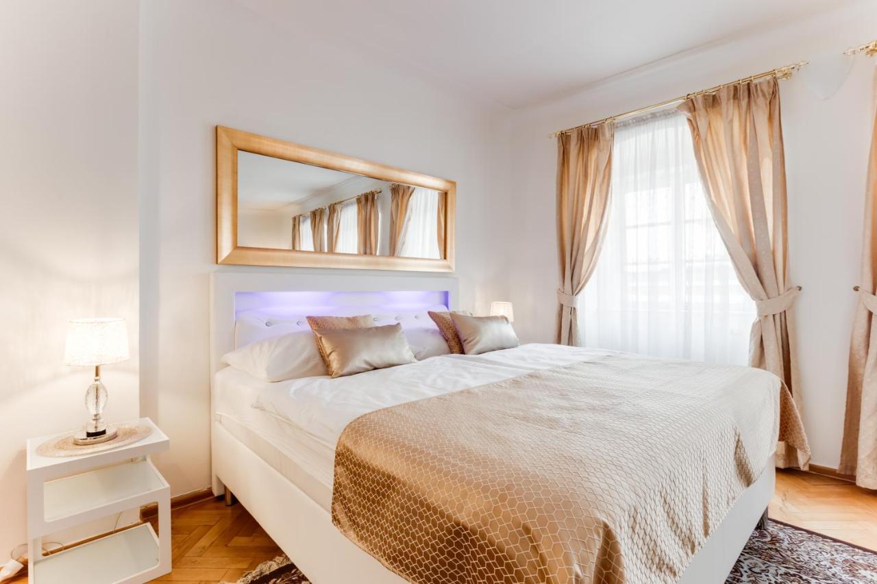 Charles Bridge Royal Apartments - Castle District Prague Ngoại thất bức ảnh