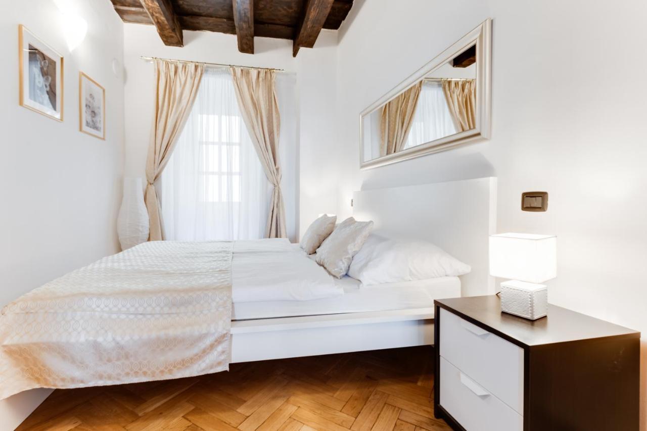 Charles Bridge Royal Apartments - Castle District Prague Ngoại thất bức ảnh