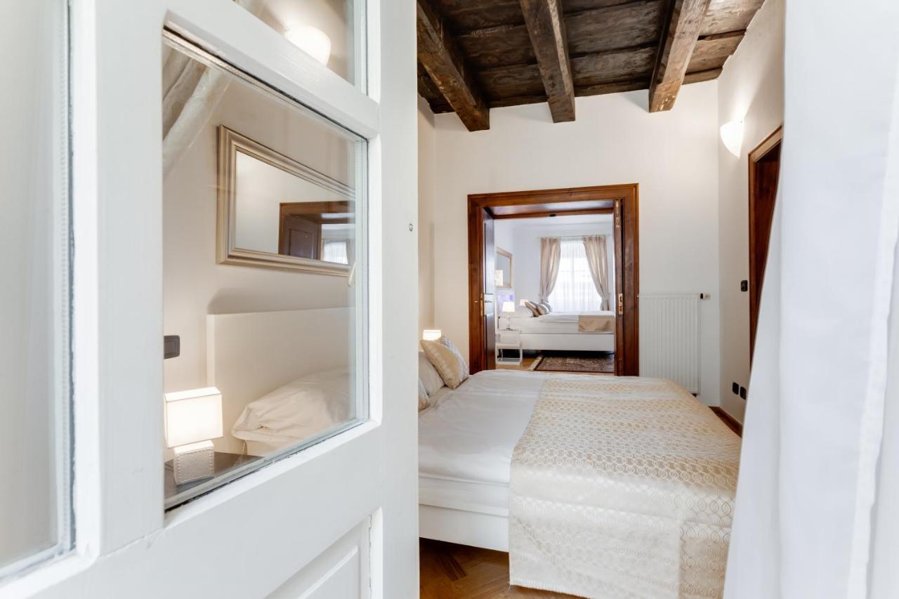 Charles Bridge Royal Apartments - Castle District Prague Ngoại thất bức ảnh