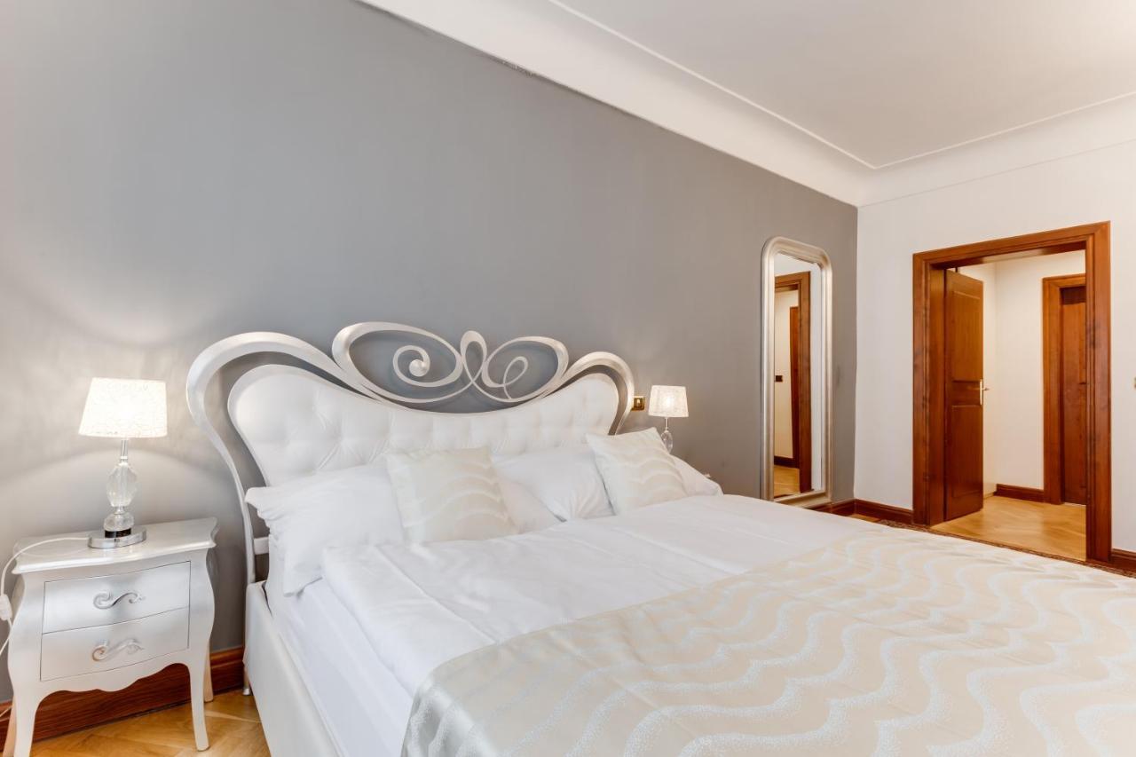 Charles Bridge Royal Apartments - Castle District Prague Ngoại thất bức ảnh