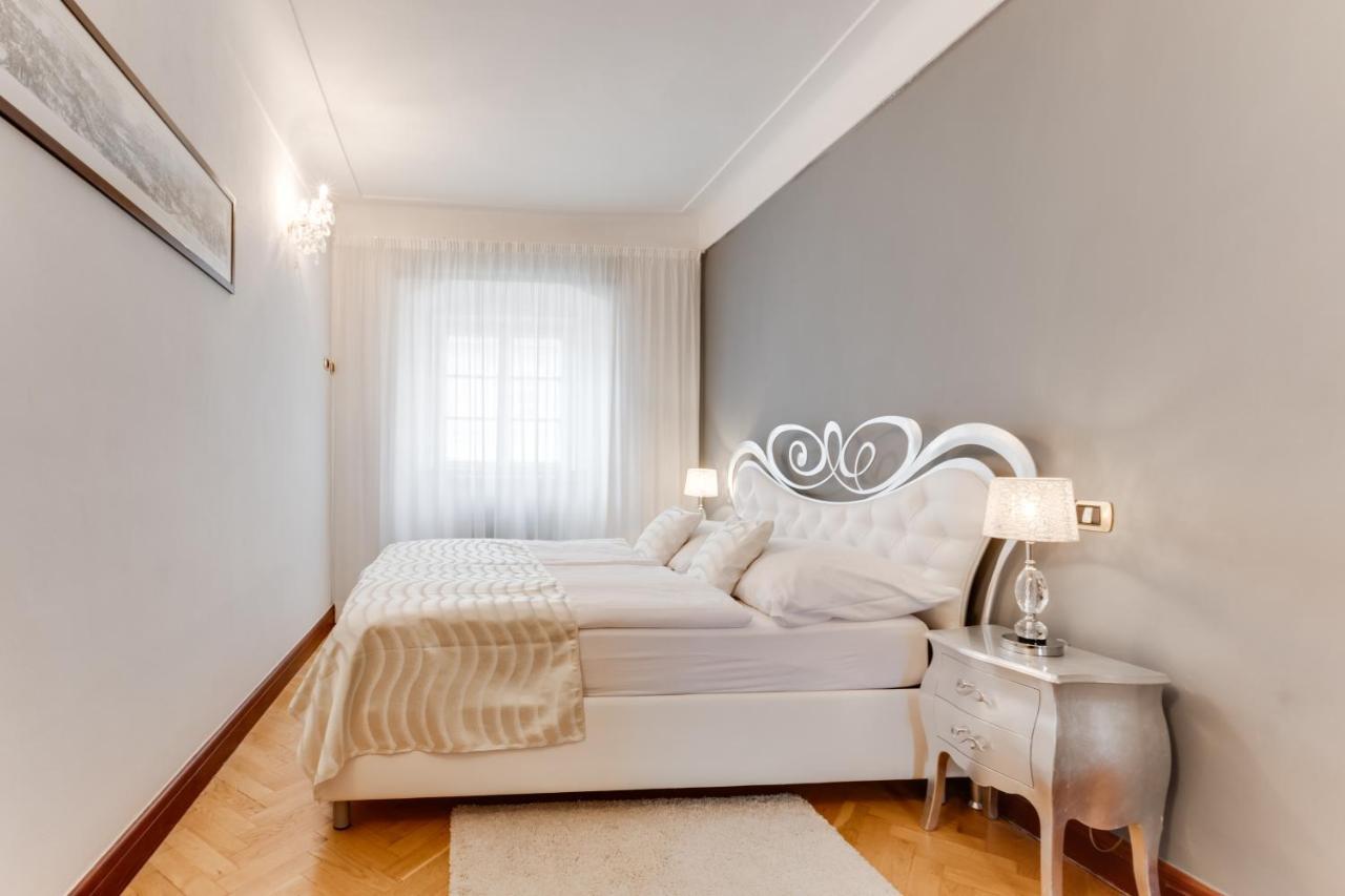 Charles Bridge Royal Apartments - Castle District Prague Ngoại thất bức ảnh
