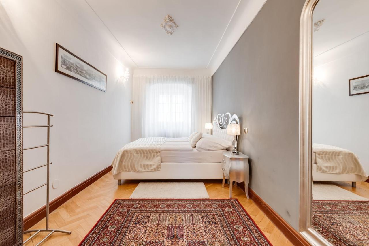 Charles Bridge Royal Apartments - Castle District Prague Ngoại thất bức ảnh