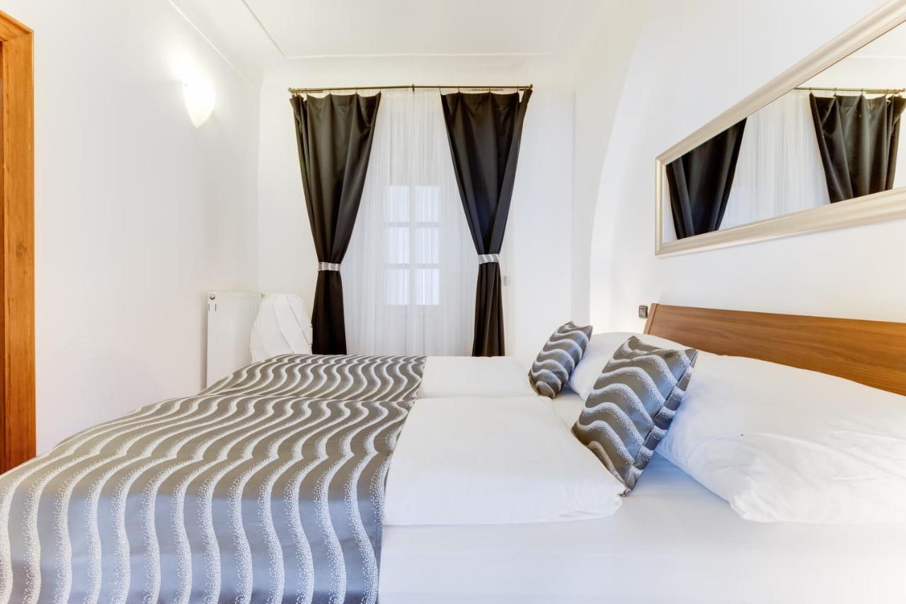 Charles Bridge Royal Apartments - Castle District Prague Ngoại thất bức ảnh