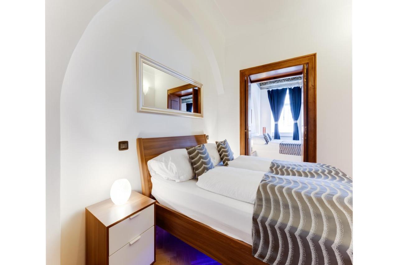 Charles Bridge Royal Apartments - Castle District Prague Ngoại thất bức ảnh