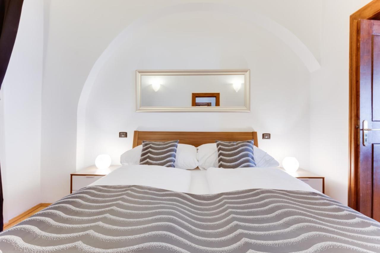 Charles Bridge Royal Apartments - Castle District Prague Ngoại thất bức ảnh