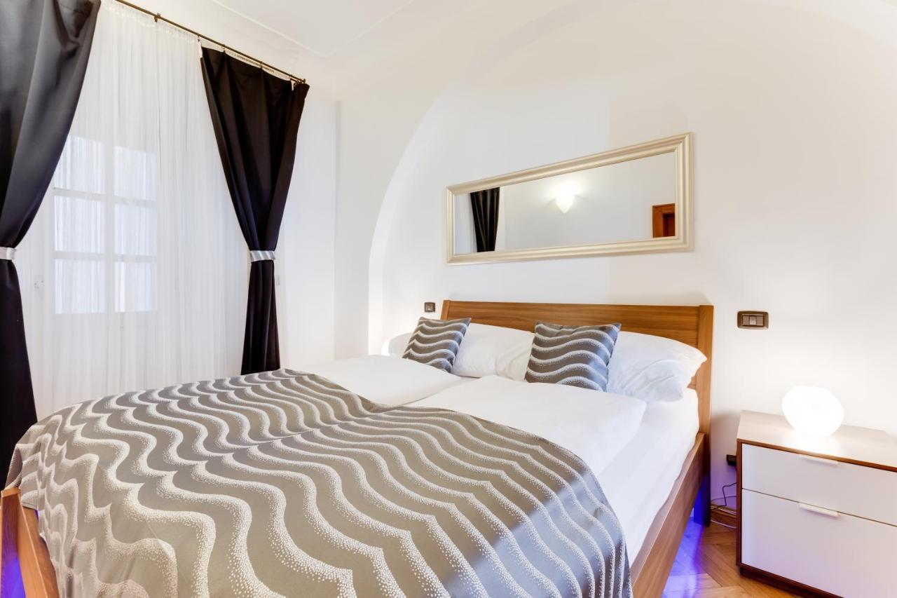 Charles Bridge Royal Apartments - Castle District Prague Ngoại thất bức ảnh